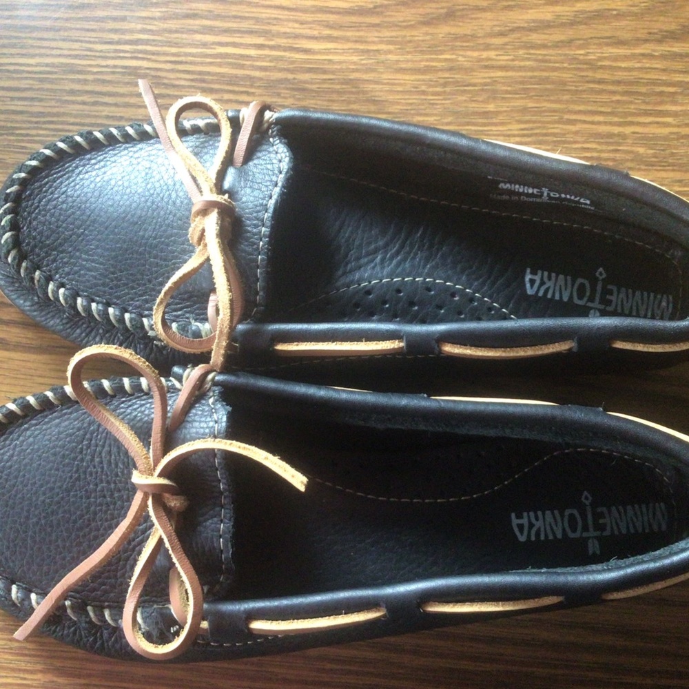 Minnetonka Women’s Navy Leather Moccasins